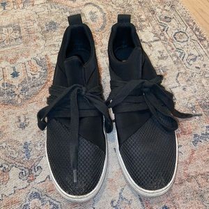 Steve Madden size 6 sneakers in good condition